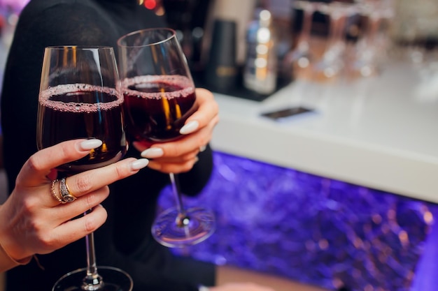 Celebração de mãos segurando taças de champanhe e vinho fazendo um brinde