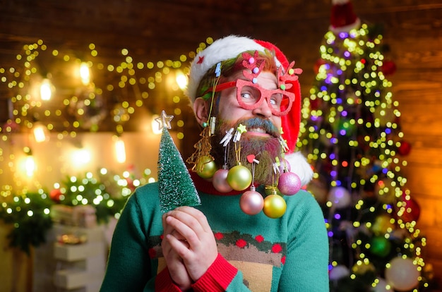 Celebração de Natal ou ano novo, férias de inverno, natal, barba, ano novo, cara com chapéu de Papai Noel