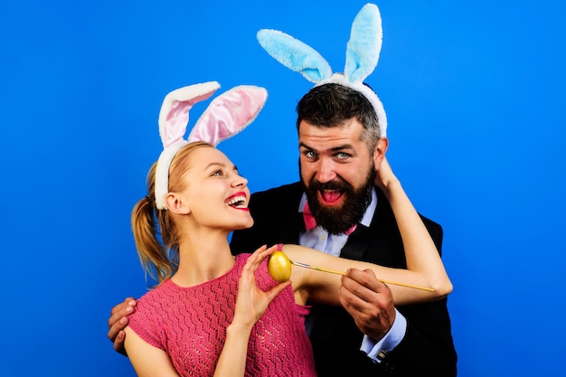 Celebração do dia da páscoa coelho família pintando ovo feliz casal de coelhos decorando ovos para feriados