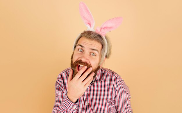 Celebração do dia de páscoa surpreendeu cara barbudo em orelhas de coelho coelho homem festa de páscoa