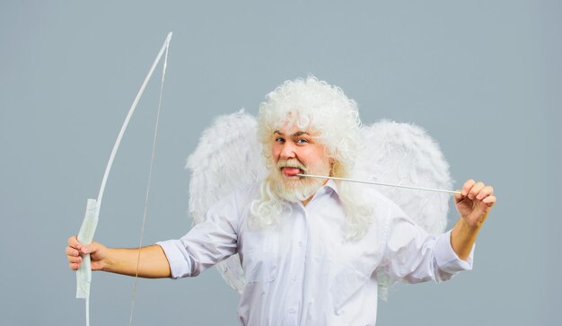 Celebração do dia dos namorados cupido anjo homem em asas brancas com arco e flecha deus do amor