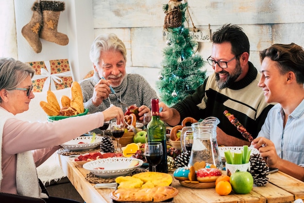 Celebração do feriado de natal com a família almoçando em casa