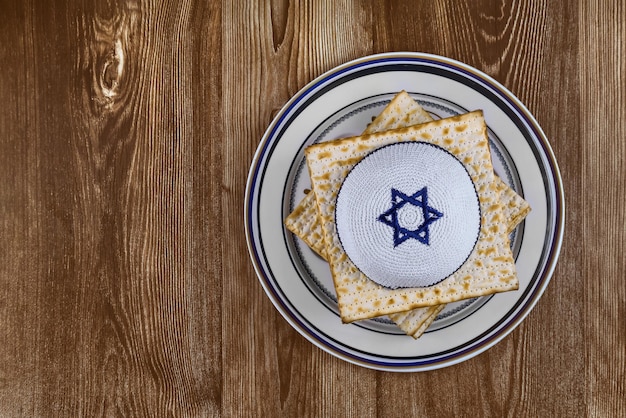 Celebração do feriado de páscoa com pão sem fermento kosher matzah no prato tradicional pesach de judeu
