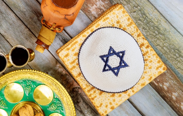 Foto celebração do feriado de pesah, pão sem fermento matza e vinho kosher de quatro xícaras