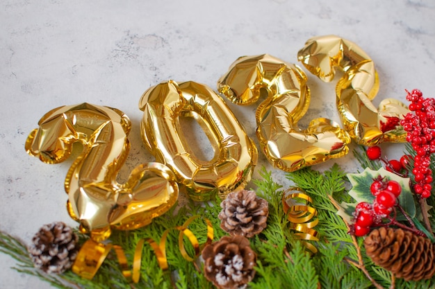Celebração do Natal de 2022. Balões de folha numeral 2022 ano novo. Postura plana.