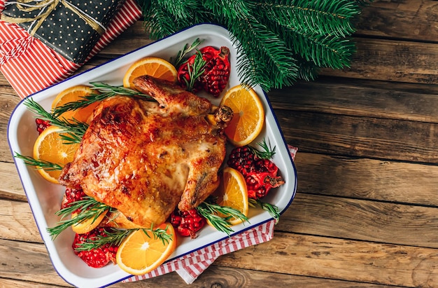 Celebração festiva de frango assado com romã e laranja