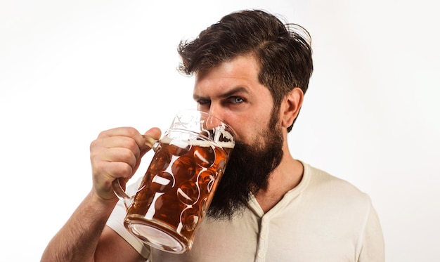Celebração Oktoberfest festival homem barbudo bebendo caneca de cerveja artesanal homem elegante bebendo projeto