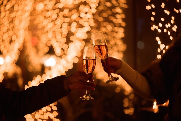 Celebração ou festa. Amigos, segurando copos de champanhe, fazendo um brinde