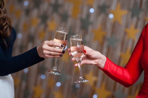 Celebração. pessoas segurando taças de champanhe fazendo um brinde