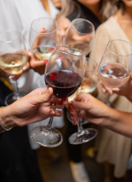 Celebração. pessoas segurando taças de vinho branco, fazendo um brinde.