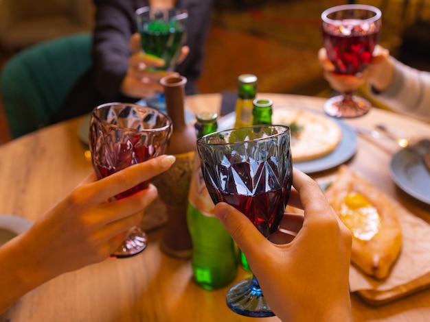 Celebração. Pessoas segurando taças de vinho branco, fazendo um brinde.