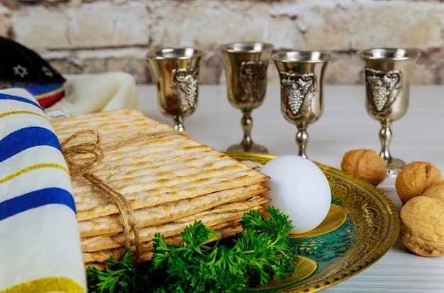 Celebração tradicional do feriado da páscoa com quatro taças de vinho kosher matzah pão ázimo na pessach judaica