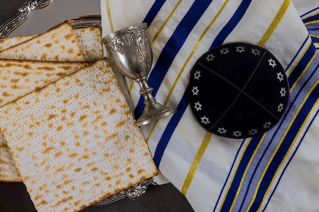 Celebração tradicional do feriado da Páscoa com taça de vinho kosher matzá pão ázimo