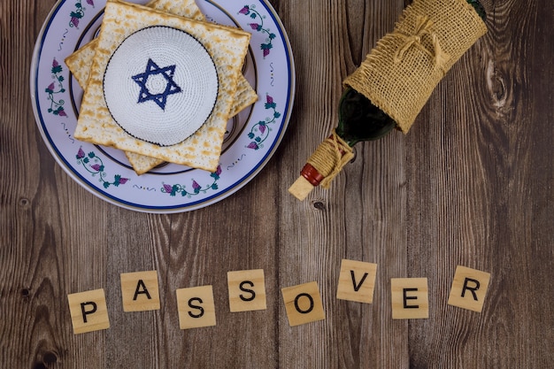 Celebração tradicional do feriado da páscoa com vinho kosher matzah pão ázimo