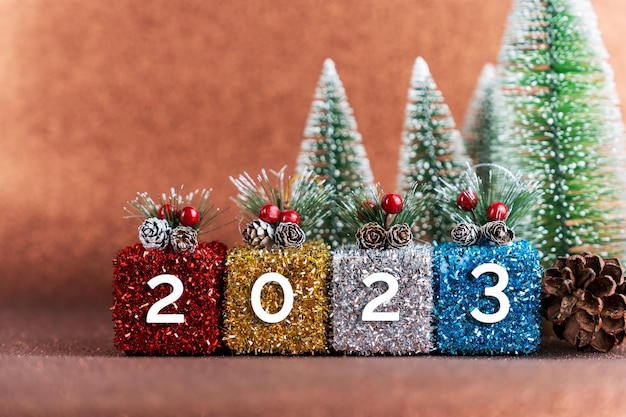 Celebración de Año Nuevo 2023 con adornos navideños