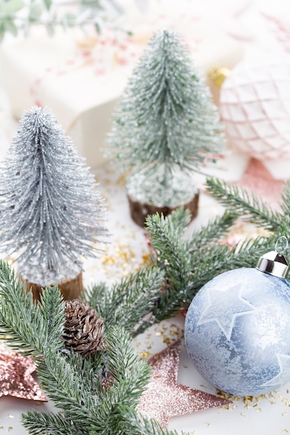 Celebración de año nuevo y árbol de fondo de Navidad y adornos de bolas de Navidad