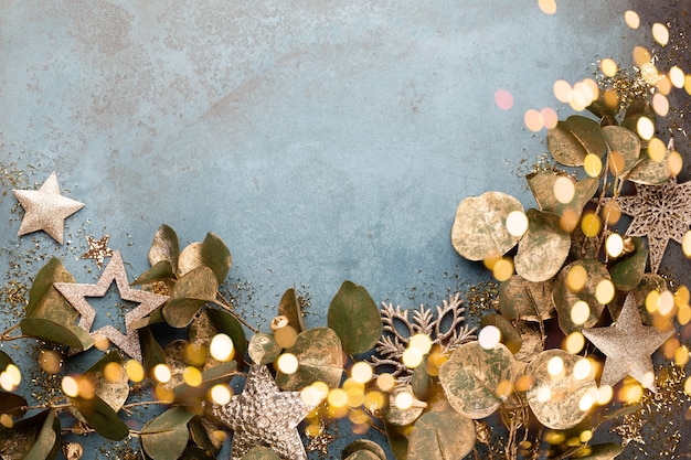 Celebración de año nuevo y fondo de Navidad con flores doradas, nieve, estrellas y vista superior de adornos navideños.