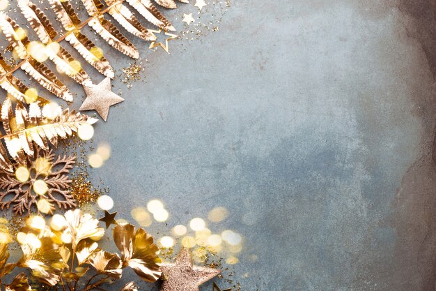 Celebración de año nuevo y fondo de Navidad con flores doradas, nieve, estrellas y vista superior de adornos navideños.