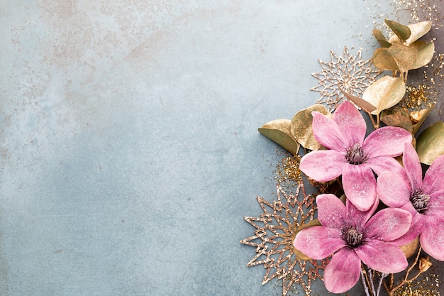 Celebración de año nuevo y fondo de Navidad con flores doradas, nieve, estrellas y vista superior de adornos navideños.