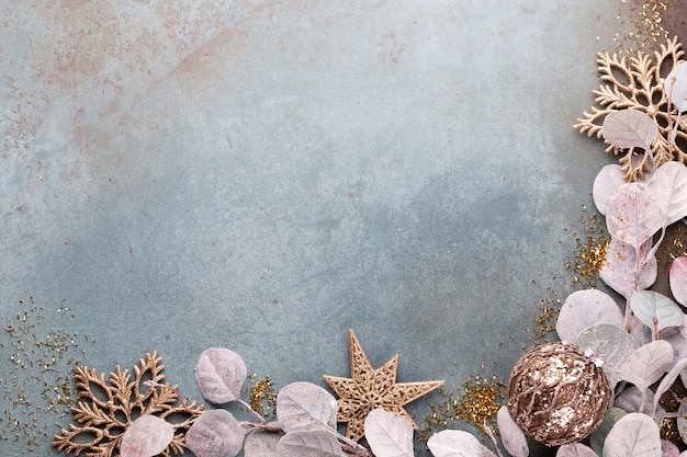 Celebración de año nuevo y fondo de Navidad con flores doradas, nieve, estrellas y vista superior de adornos navideños.