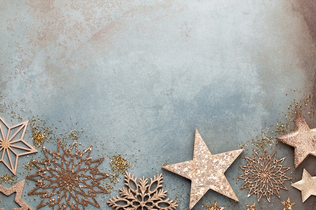 Celebración de año nuevo y fondo de Navidad con flores doradas, nieve, estrellas y vista superior de adornos navideños.