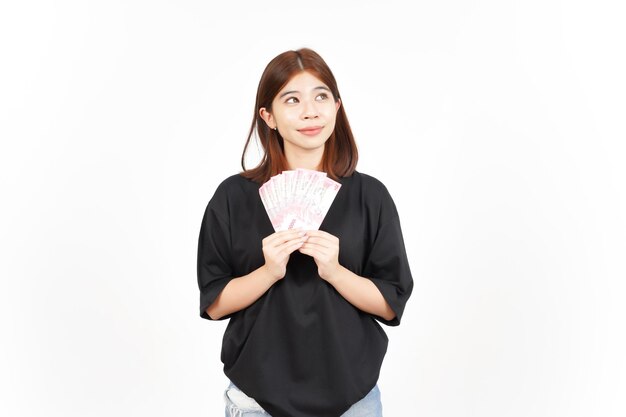 Celebración de billetes de 100000 rupias de hermosa mujer asiática aislado sobre fondo blanco.