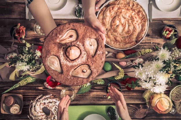 Celebración en casa de amigos o familiares en la mesa festiva