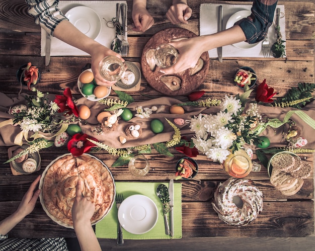 Celebración en casa de amigos o familiares en la mesa festiva