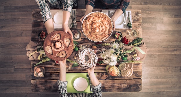 Celebración en casa de amigos o familiares en la mesa festiva