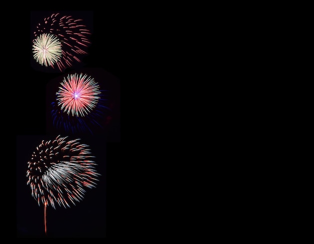 Celebración colorida de fuegos artificiales con mucho espacio de copia