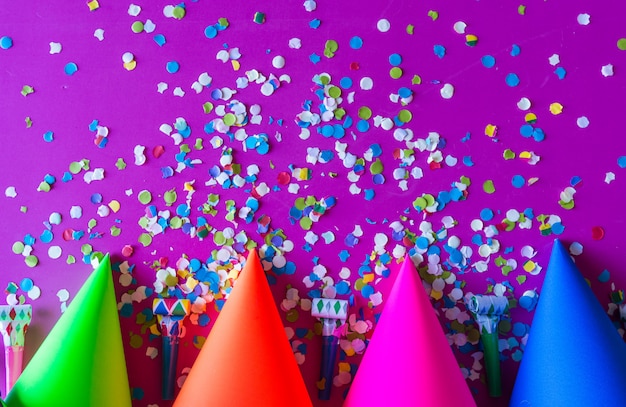 Celebración de cumpleaños con sombreros de papel.