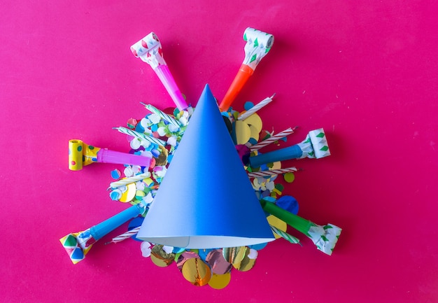 Foto celebración de cumpleaños con sombreros de papel.