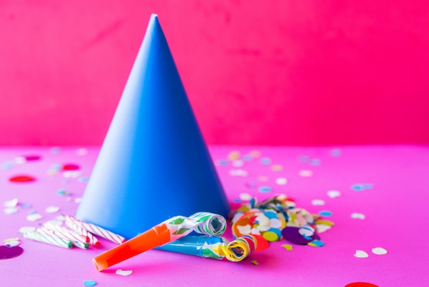 Foto celebración de cumpleaños con sombreros de papel.