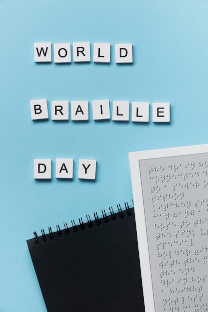 Foto celebración del día mundial del braille con cuaderno