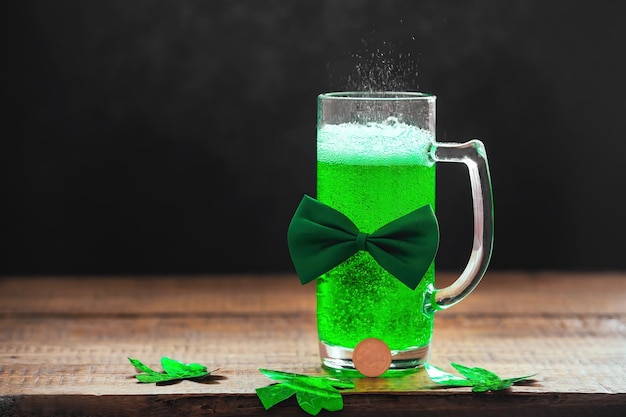 Celebración del Día de San Patricio, bebida verde tradicional sobre fondo de madera