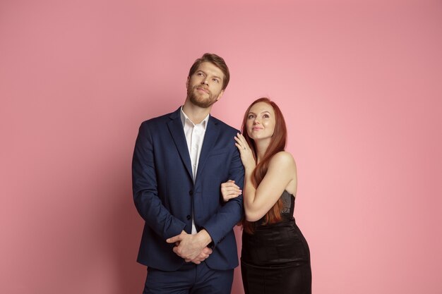 Celebración del día de San Valentín, feliz pareja caucásica aislada sobre fondo de coral