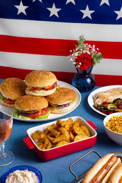 Foto celebración del día del trabajo estadounidense con hamburguesas