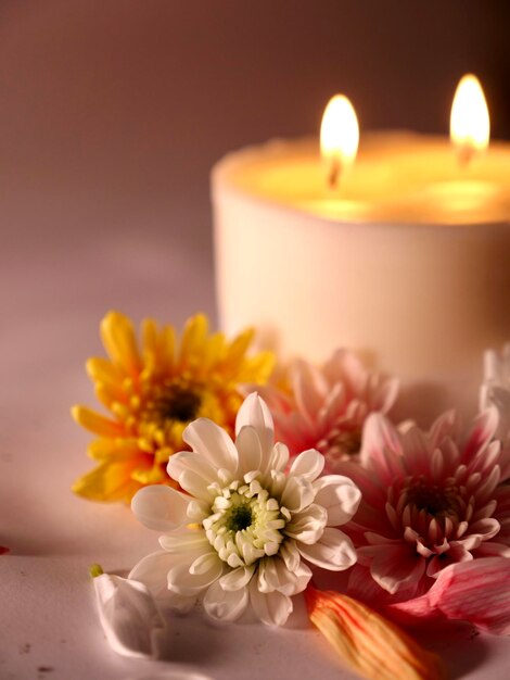 Celebración de Diwali o Deepavali en la India con velas y flores por la noche