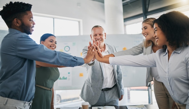 La celebración del equipo de alta diversidad y los empresarios celebran el éxito de las ganancias financieras.