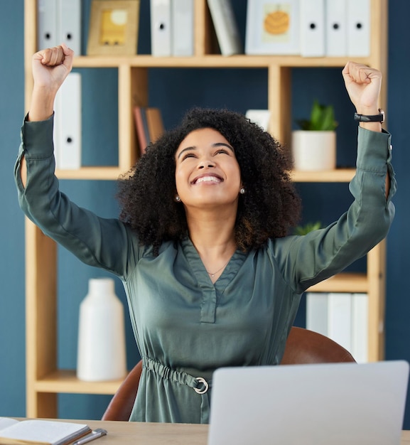 Celebración del éxito corporativo y mujer de negocios ganando mientras negociaba en una computadora portátil en el trabajo Logro de motivación y empleado feliz y entusiasmado con el mercado de valores en Internet con una computadora