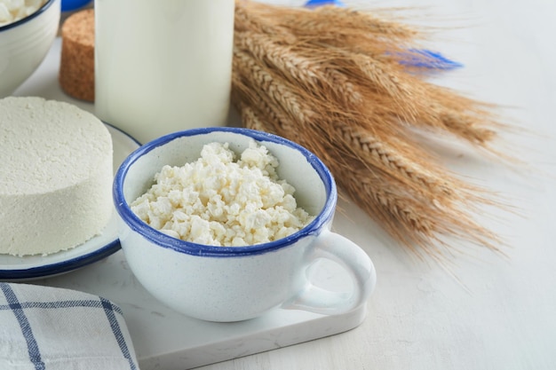 Celebración festiva judía de Shavuot Productos lácteos frescos kosher leche y queso crema de trigo maduro sobre fondo de madera blanca Productos lácteos sobre fondo de madera blanca Concepto de Shavuot Vista superior