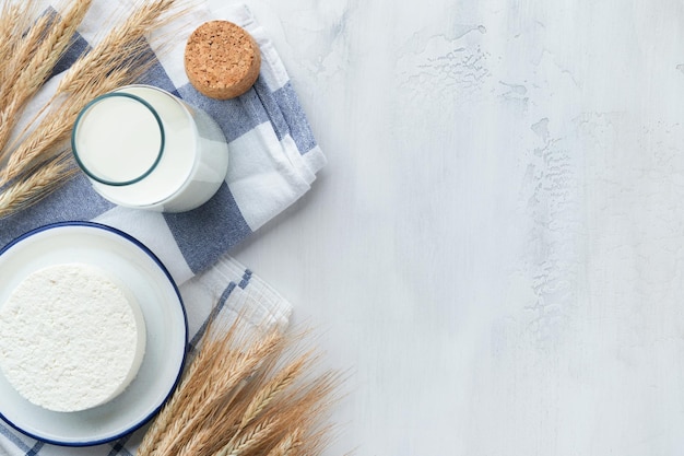 Celebración festiva judía de Shavuot Productos lácteos frescos kosher leche y queso crema de trigo maduro sobre fondo de madera blanca Productos lácteos sobre fondo de madera blanca Concepto de Shavuot Vista superior