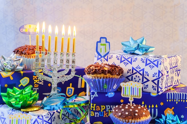 Celebración de la festividad judía de hanukkah con tallit de menorah vintage