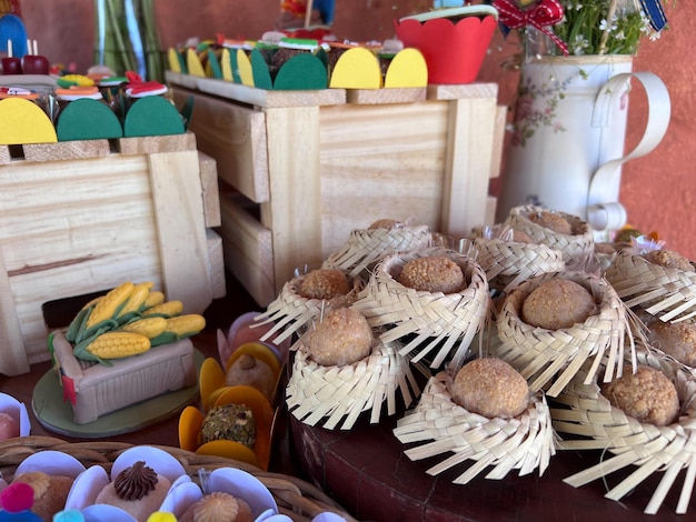 Celebración de la fiesta brasileña de junio festa junina tema con dulces típicos pastel palomitas de maíz cacahuetes y Pacoca sobre mantel de algodón