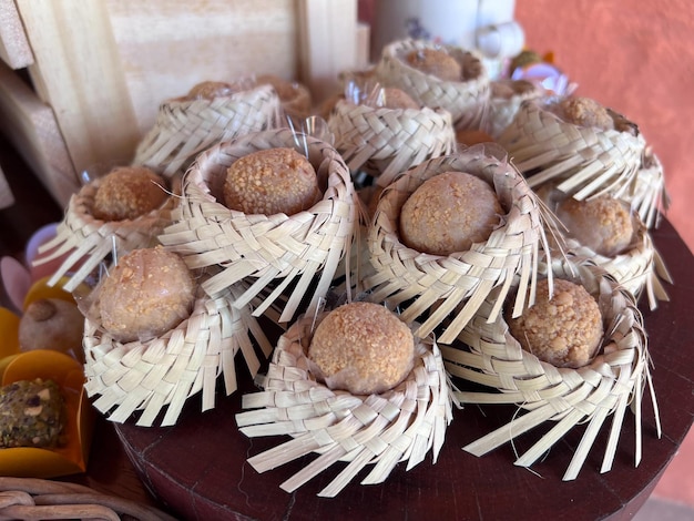 Celebración de la fiesta brasileña de junio festa junina tema con dulces típicos pastel palomitas de maíz cacahuetes y Pacoca sobre mantel de algodón