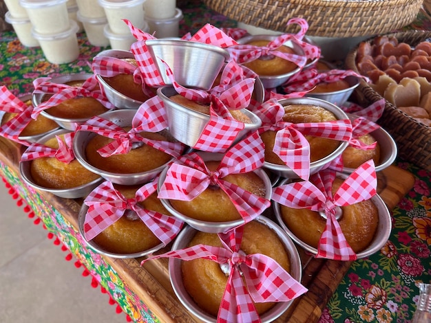 Celebración de la fiesta brasileña de junio festa junina tema con dulces típicos pastel palomitas de maíz cacahuetes y Pacoca sobre mantel de algodón