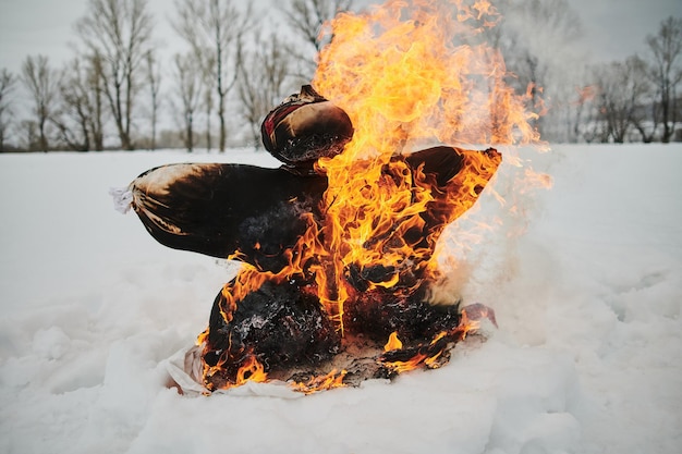 Celebración de la fiesta tradicional rusa de Shrovetide quema de un espantapájaros