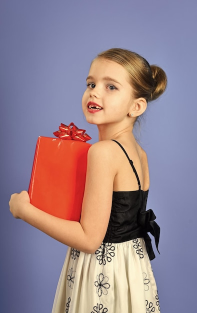 Celebración de fiestas y fiestas celebración de fiestas niña pequeña niño con caja de regalo