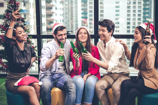 Celebración de fiestas de Navidad y año nuevo de trabajadores de oficina de grupo con bebida y cerveza borracha con diversión y sonrisa en la oficina. Concepto de fiesta de celebración.