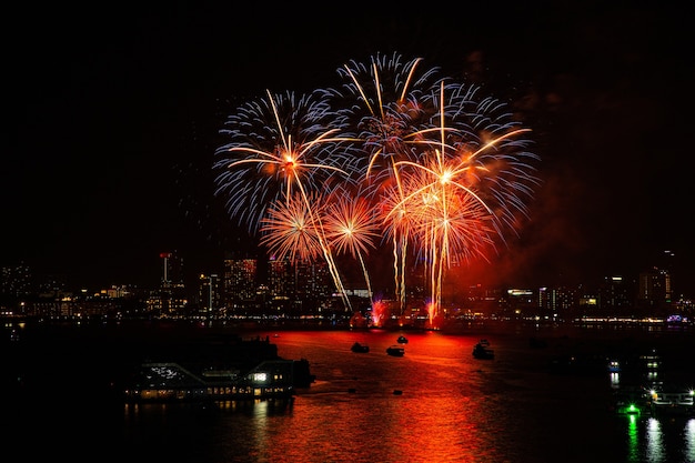 Celebración de fuegos artificiales para la cuenta regresiva en año nuevo.